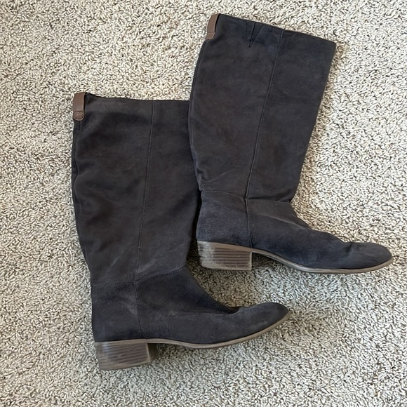 Women's gray Knee-High Boots - Picture 2 of 4